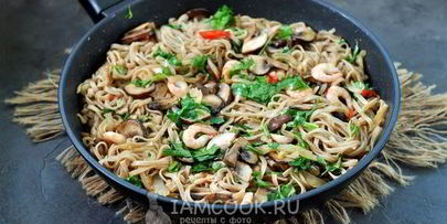 гречневая лапша с креветками и овощами