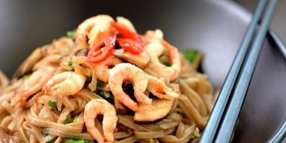 гречневая лапша с креветками и овощами