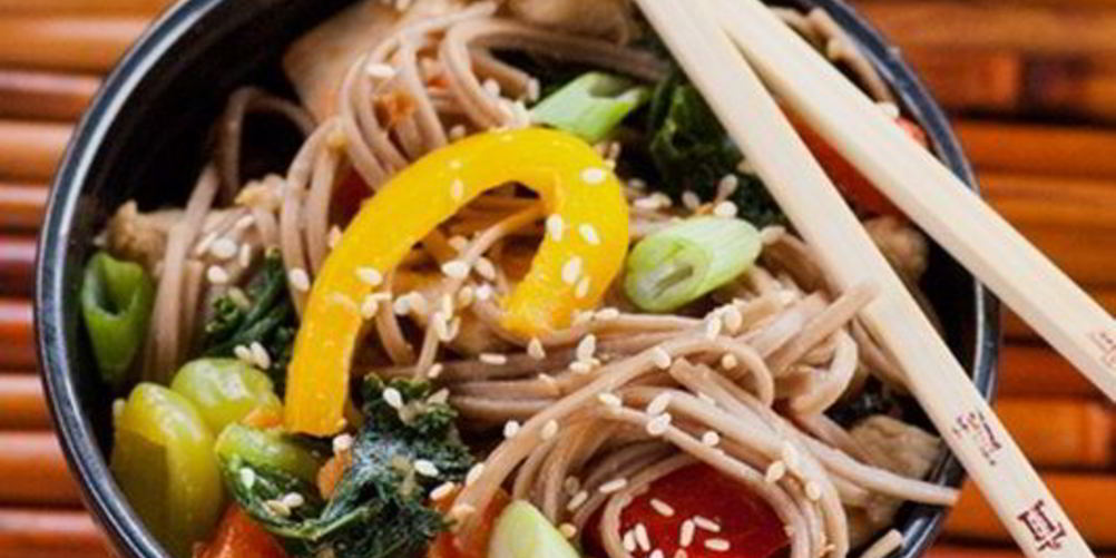 Рецепт гречневая лапша с курицей и овощами