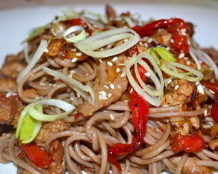 Гречневая лапша со свининой и овощами