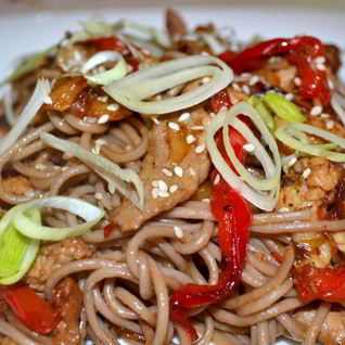 Гречневая лапша со свининой и овощами