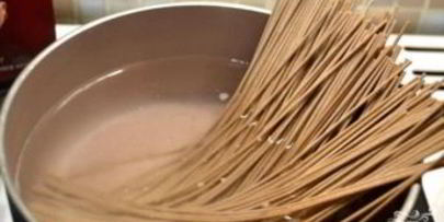 гречневая лапша со свининой и овощами