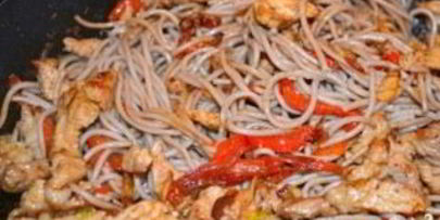 гречневая лапша со свининой и овощами