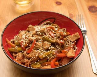 Гречневая лапша соба с курицей и овощами