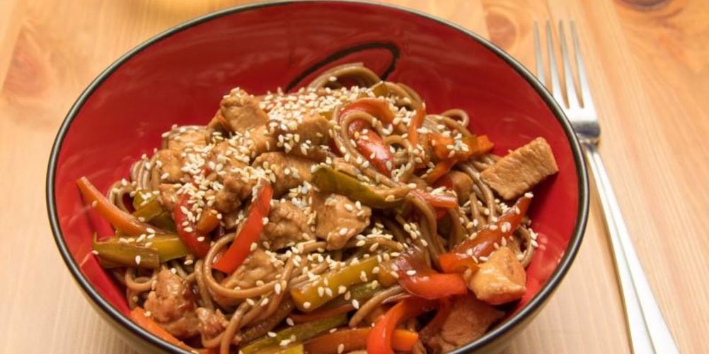 Рецепт гречневая лапша соба с курицей и овощами