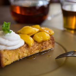 Гренка с маскарпоне и нектаринами