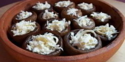 грибы под сыром в духовке