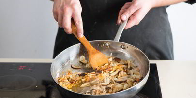 грибы, запеченные в кокотнице