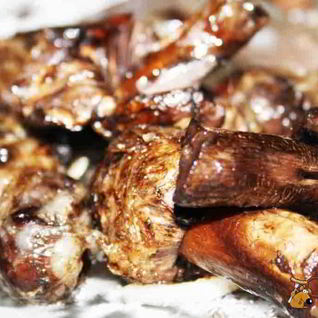 Луговые шампиньоны в жировой сетке на мангале