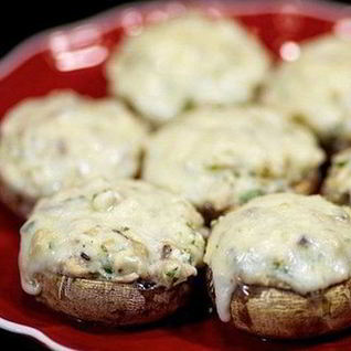 Шампиньоны, фаршированные курицей и сыром