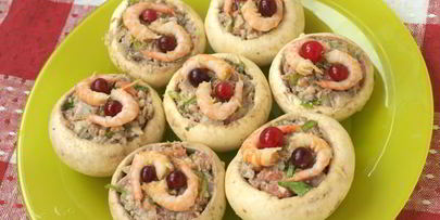 шампиньоны фаршированные с креветками и клюквой