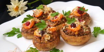 шампиньоны фаршированные с креветками и клюквой