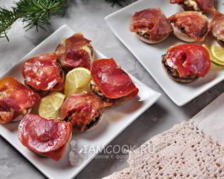 Шампиньоны, фаршированные ветчиной и сыром, в духовке