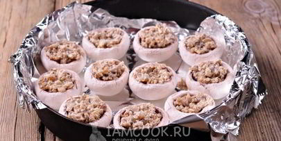 шампиньоны, фаршированные ветчиной и сыром, в духовке
