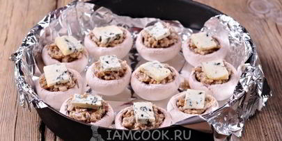 шампиньоны, фаршированные ветчиной и сыром, в духовке