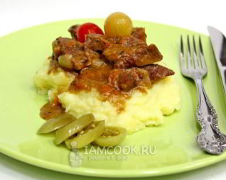 Гуляш из говядины в мультиварке