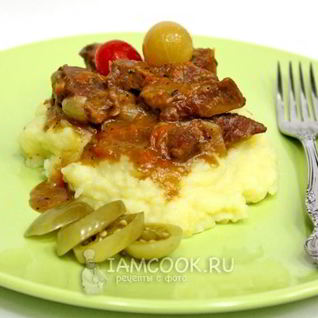 Гуляш из говядины в мультиварке