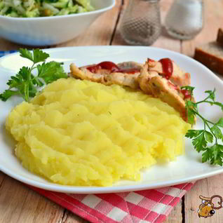 Картофельное пюре с луком и куркумой