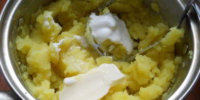 картофельное пюре с луком и куркумой