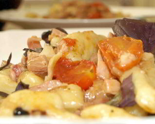 Картофельные ньокки с помидорами черри и копченой курицей