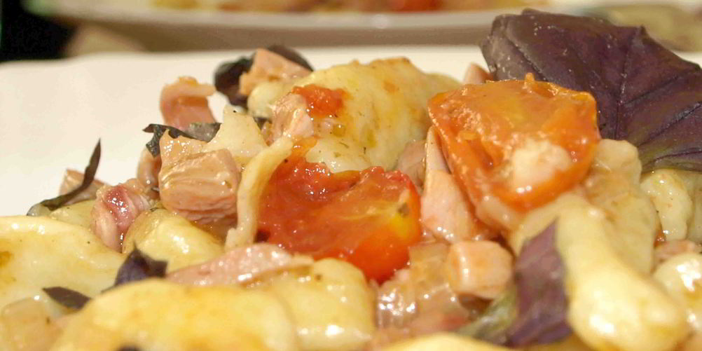 Рецепт картофельные ньокки с помидорами черри и копченой курицей