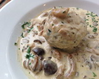 Хлебные клецки в сливочном соусе с грибами