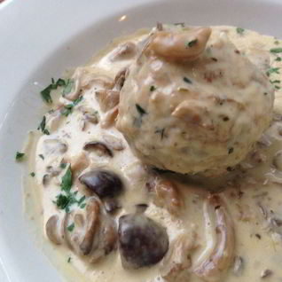 Хлебные клецки в сливочном соусе с грибами