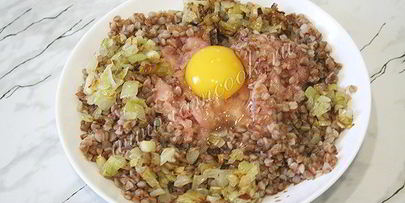 гречаники из куриного фарша с начинкой