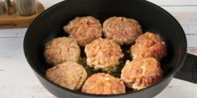 котлеты из индейки с жареными яблоками