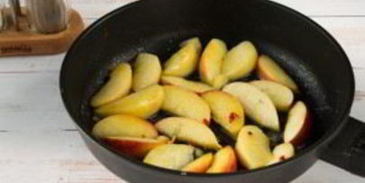 котлеты из индейки с жареными яблоками