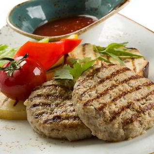 Котлеты из телятины с тушеными овощами