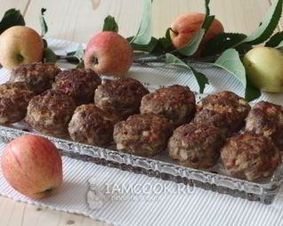 Котлеты с яблоком и салом