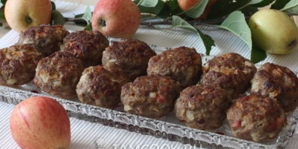 Рецепт котлеты с яблоком и салом