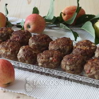 Котлеты с яблоком и салом