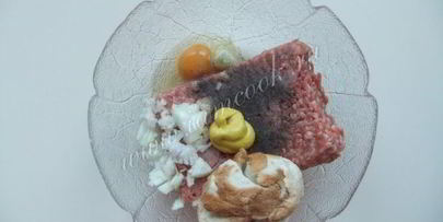 котлеты с яблоком и салом