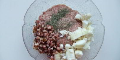 котлеты с яблоком и салом