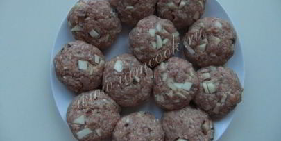 котлеты с яблоком и салом