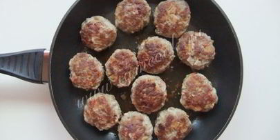 котлеты с яблоком и салом