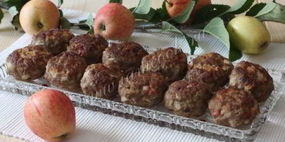 котлеты с яблоком и салом