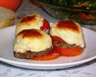 Котлеты, запеченные в помидорах, под соусом бешамель