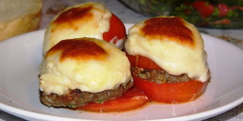 Рецепт котлеты, запеченные в помидорах, под соусом бешамель