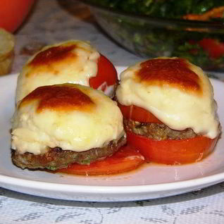 Котлеты, запеченные в помидорах, под соусом бешамель