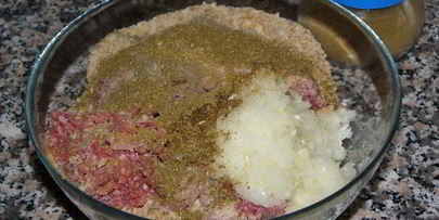 котлеты, запеченные в помидорах, под соусом бешамель