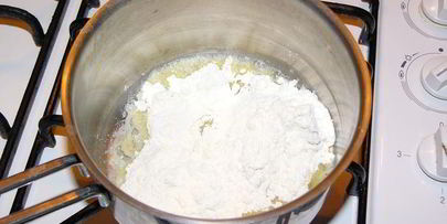 котлеты, запеченные в помидорах, под соусом бешамель