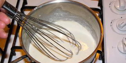 котлеты, запеченные в помидорах, под соусом бешамель