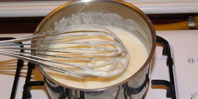 котлеты, запеченные в помидорах, под соусом бешамель