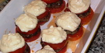 котлеты, запеченные в помидорах, под соусом бешамель