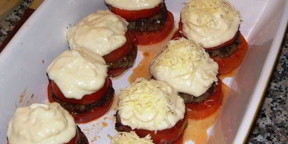 котлеты, запеченные в помидорах, под соусом бешамель