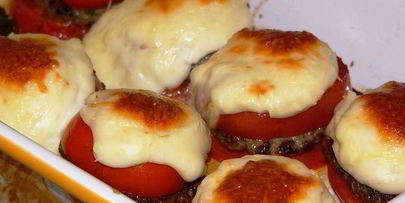 котлеты, запеченные в помидорах, под соусом бешамель