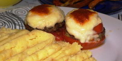 котлеты, запеченные в помидорах, под соусом бешамель